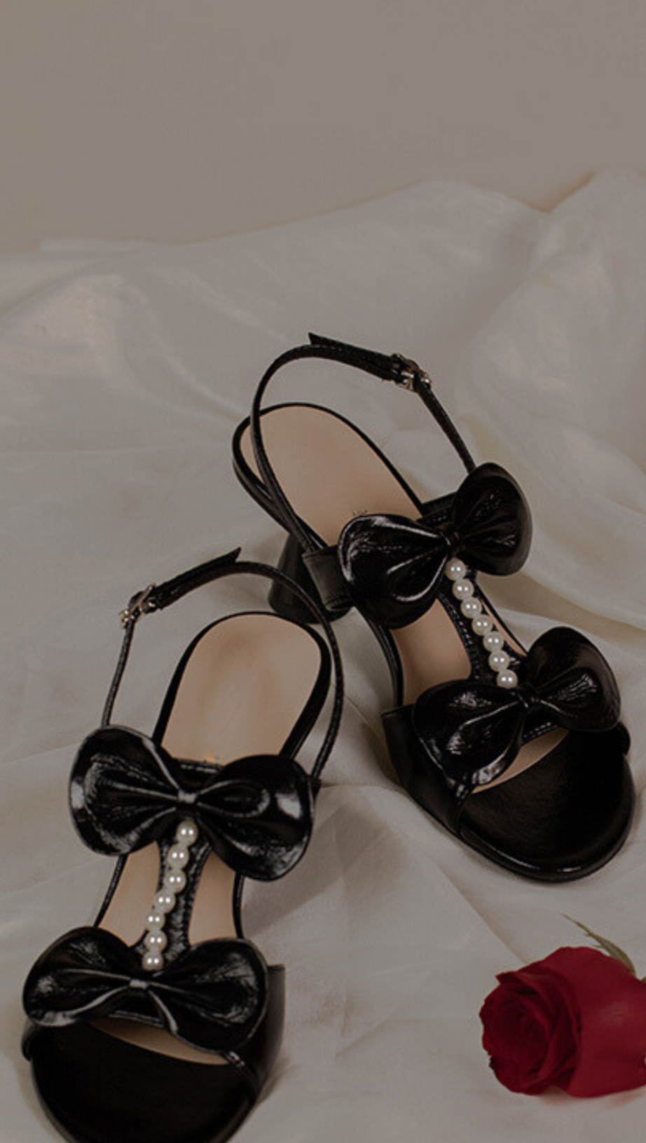 High Heel-Sandalen mit Perlen und Schleife