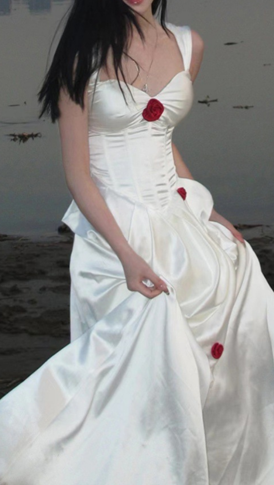 MAXIKLEID MIT ROSENBLUMEN UND HOSENTRÄGERN 