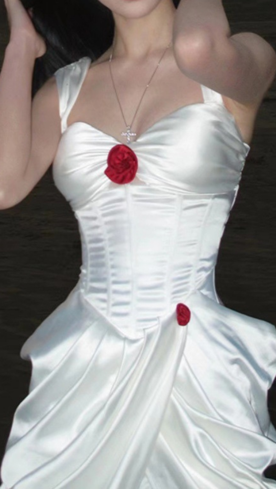 MAXIKLEID MIT ROSENBLUMEN UND HOSENTRÄGERN 