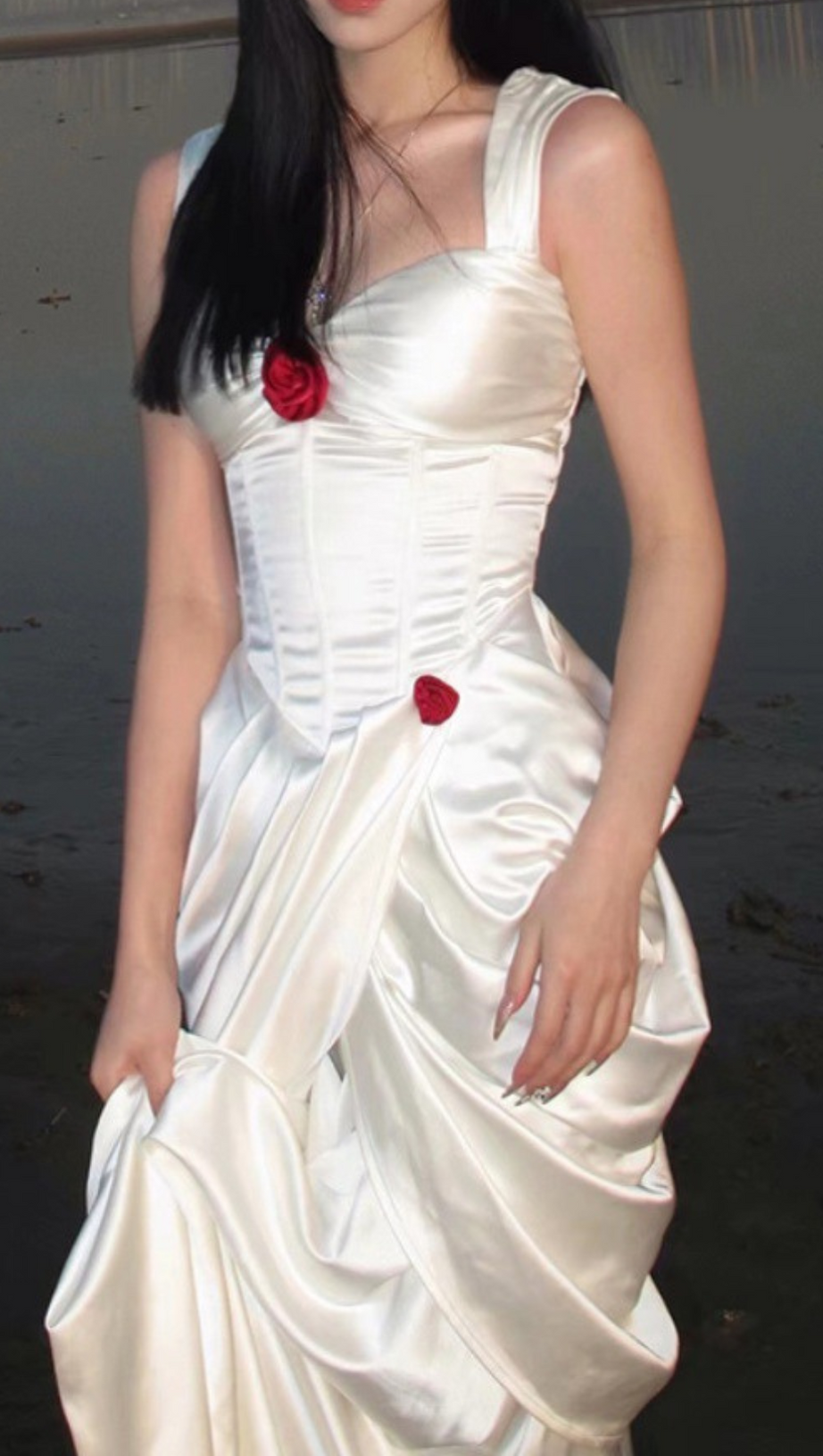 MAXIKLEID MIT ROSENBLUMEN UND HOSENTRÄGERN 