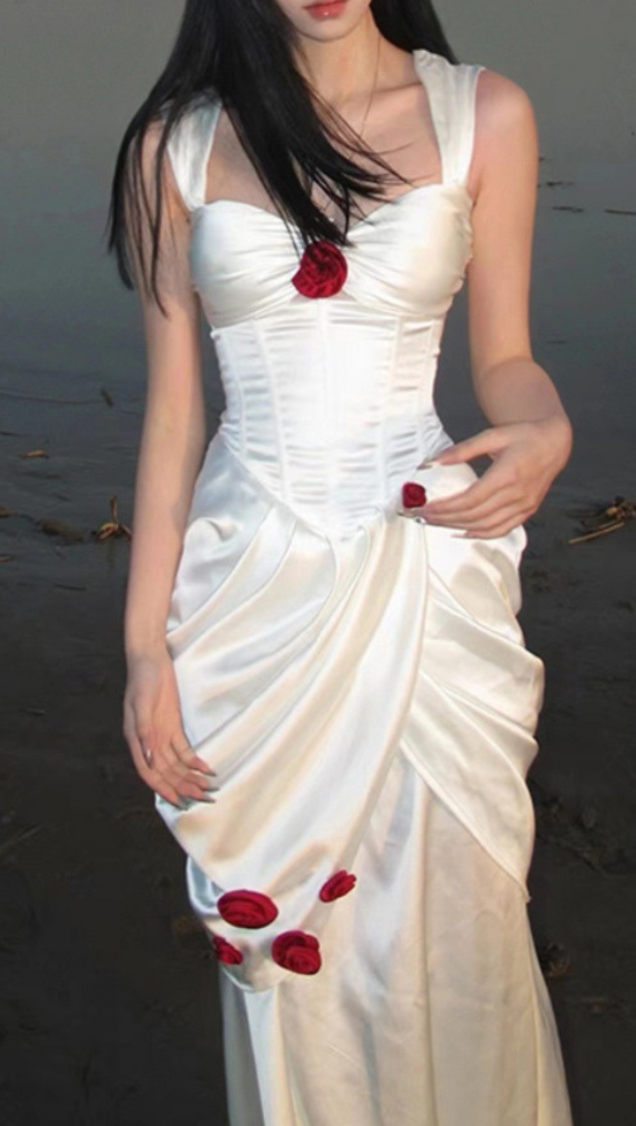 MAXIKLEID MIT ROSENBLUMEN UND HOSENTRÄGERN 