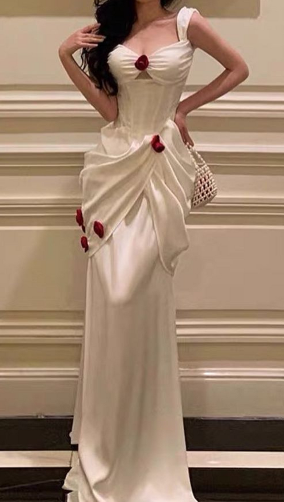 MAXIKLEID MIT ROSENBLUMEN UND HOSENTRÄGERN 