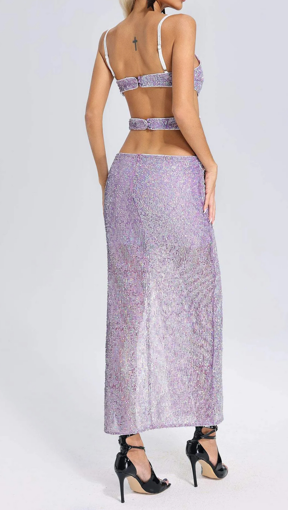 MIDIKLEID MIT PAILLETTEN UND AUSSCHNITT