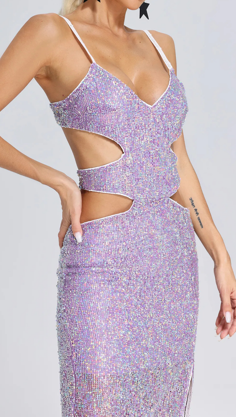 MIDIKLEID MIT PAILLETTEN UND AUSSCHNITT