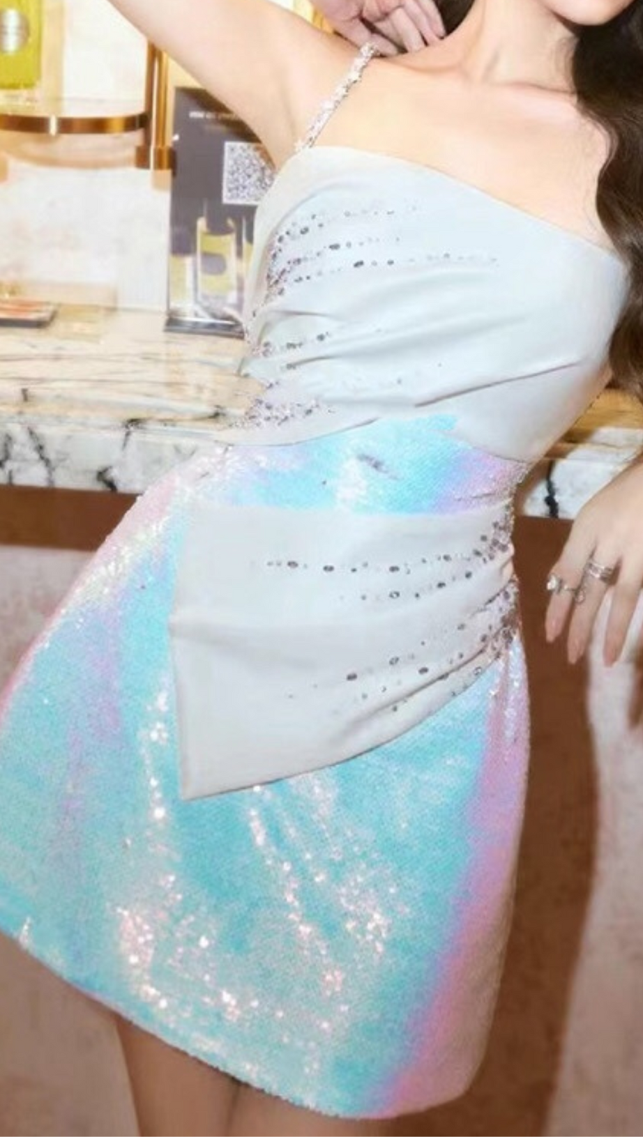 METALLIC-MINIKLEID MIT ZWEI TRÄGERN