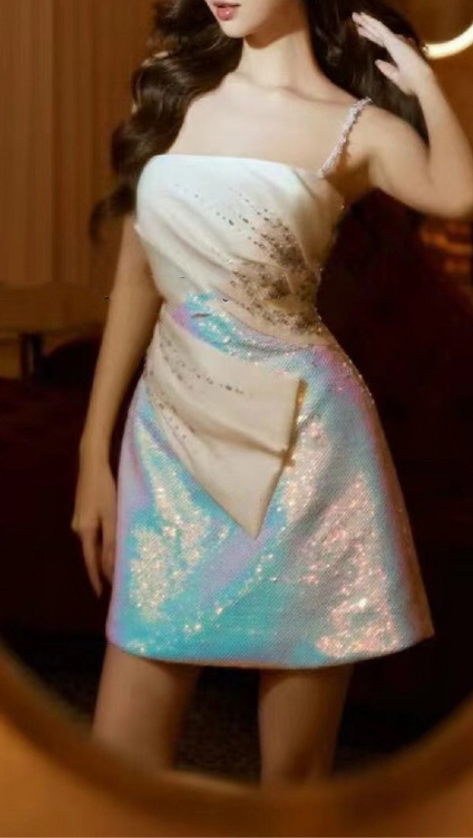 METALLIC-MINIKLEID MIT ZWEI TRÄGERN