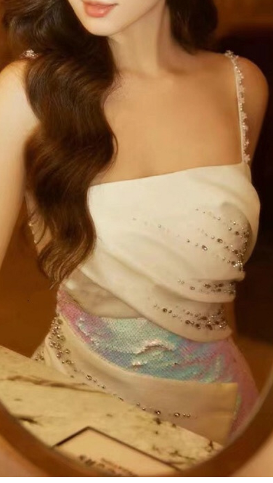 METALLIC-MINIKLEID MIT ZWEI TRÄGERN