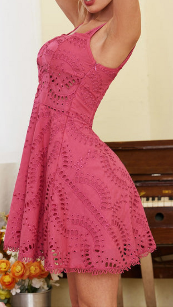 MINIKLEID MIT STICKEREI UND HOHLMUSTER IN PINK
