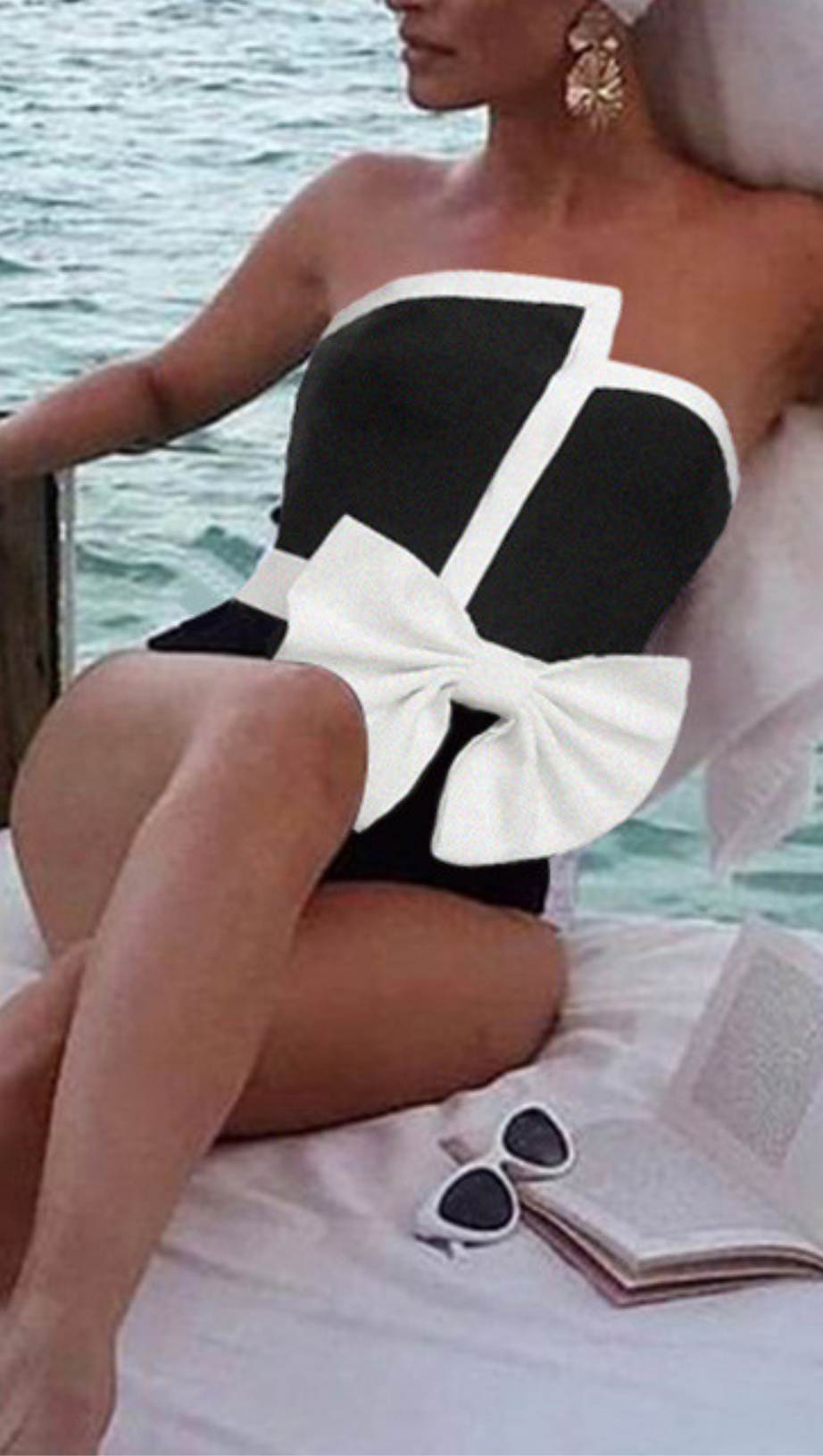 Schulterfreier Badeanzug mit Fliege 