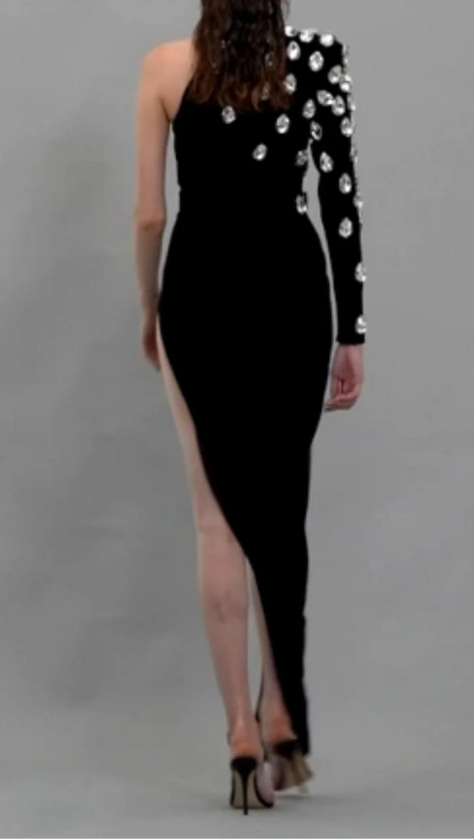 Schwarzes Kleid mit Kristallen und einer Schulter, langen Ärmeln und freiliegenden Beinen