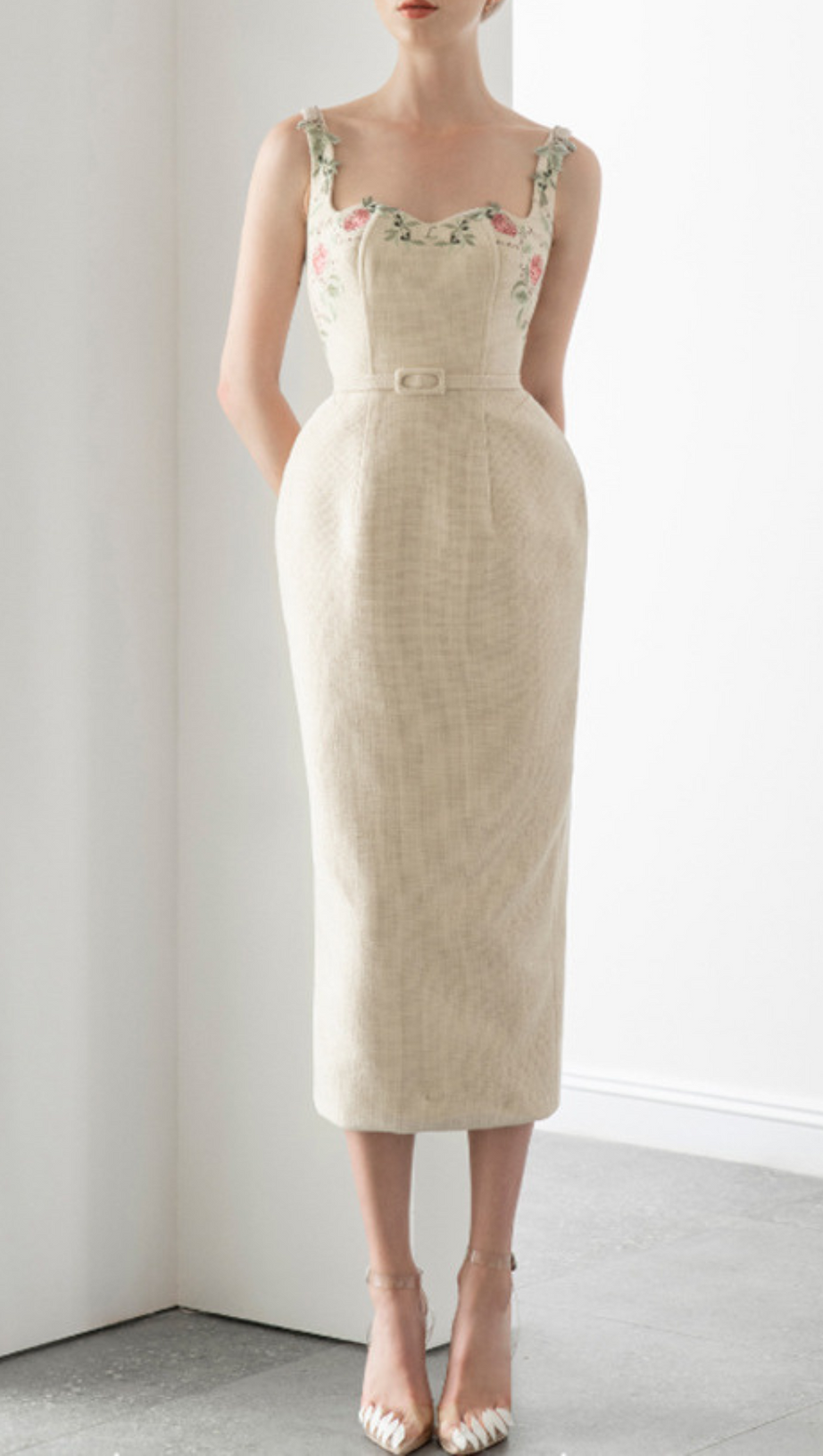 MIDIKLEID MIT MASCHINENSTICKEREI UND HÜFTENRIEMEN 