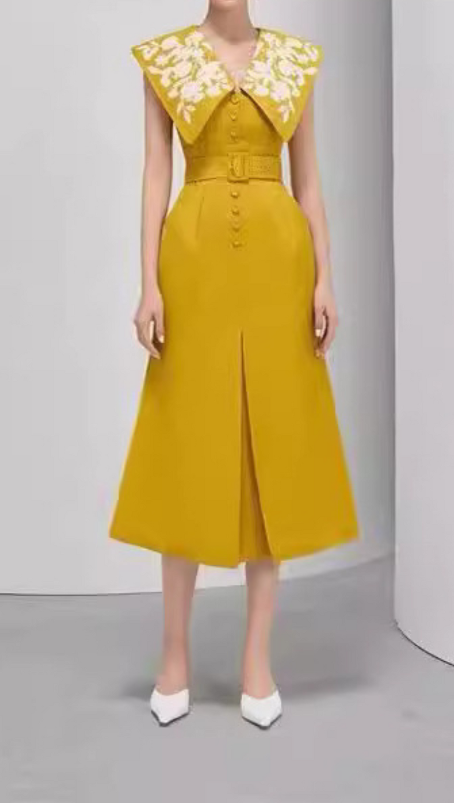 ABITO SENZA MANICHE CON SCOLLO A V E SPACCO CON FIORI E GANCI 