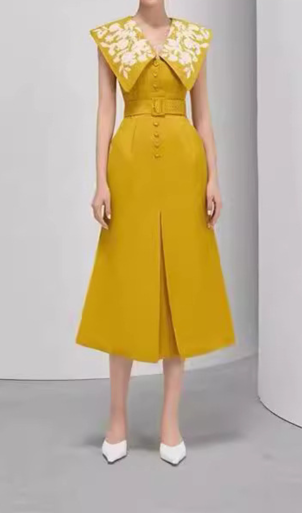 ABITO SENZA MANICHE CON SCOLLO A V E SPACCO CON FIORI E GANCI 