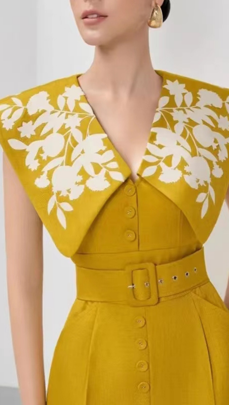 ABITO SENZA MANICHE CON SCOLLO A V E SPACCO CON FIORI E GANCI 