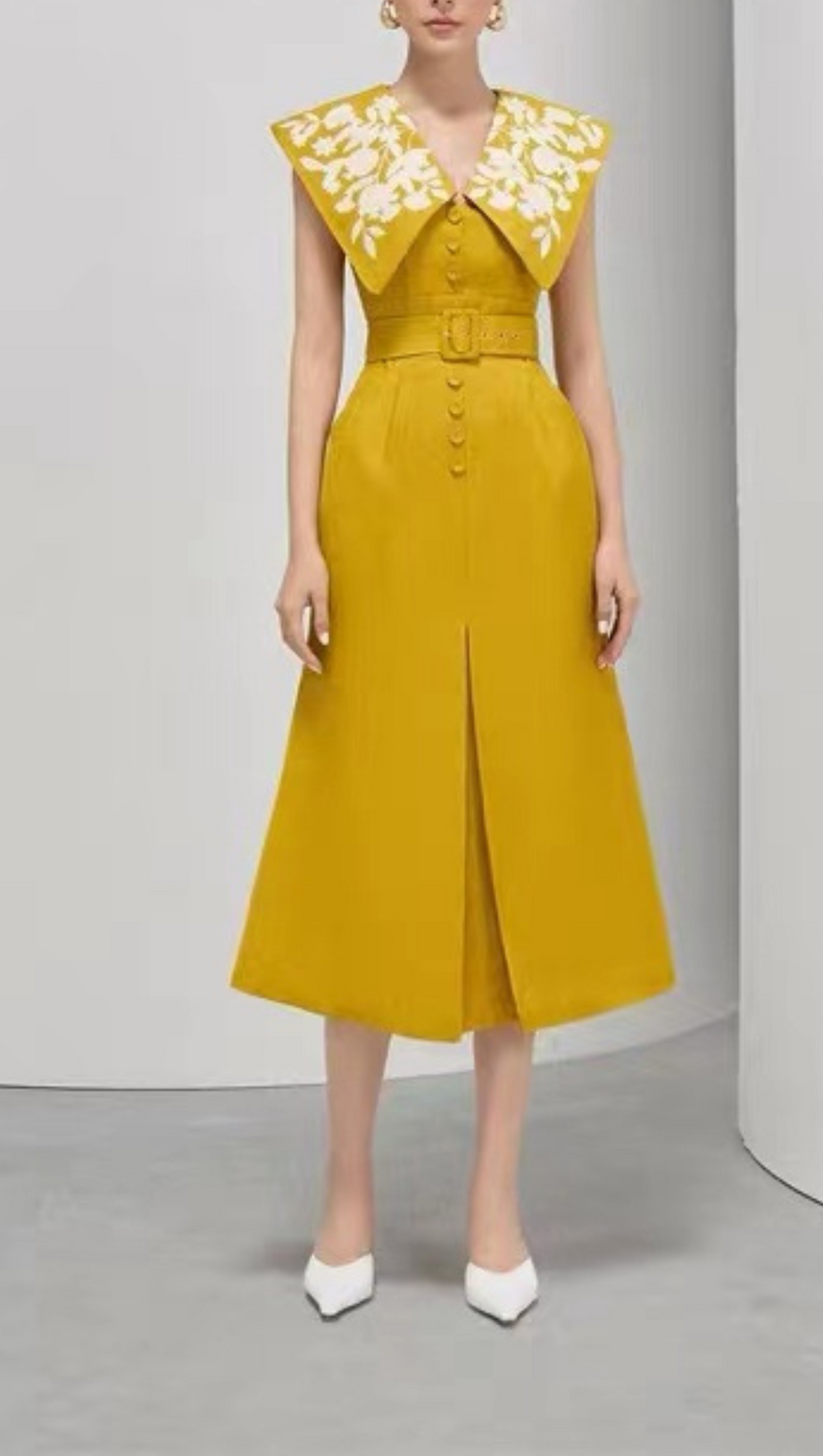 ABITO SENZA MANICHE CON SCOLLO A V E SPACCO CON FIORI E GANCI 