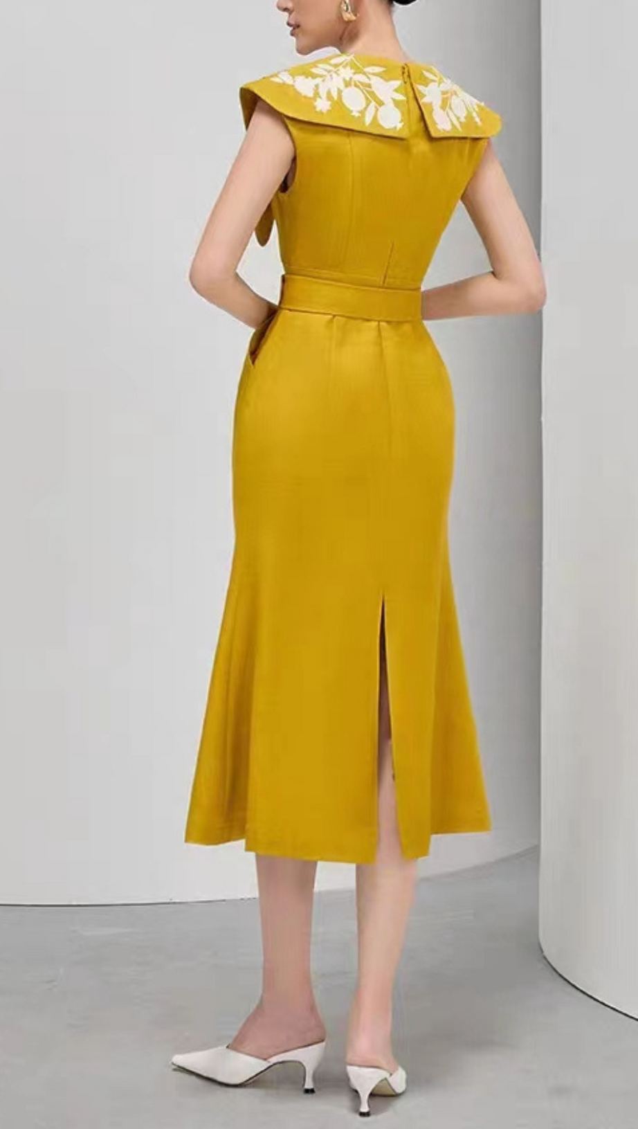 ABITO SENZA MANICHE CON SCOLLO A V E SPACCO CON FIORI E GANCI 