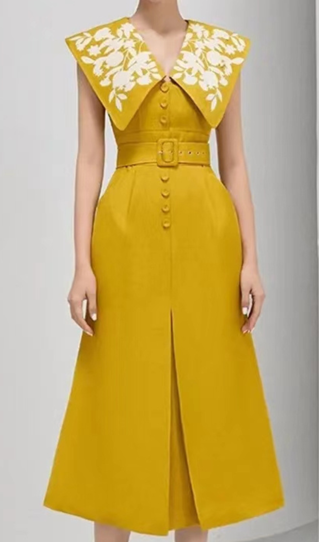 ABITO SENZA MANICHE CON SCOLLO A V E SPACCO CON FIORI E GANCI 