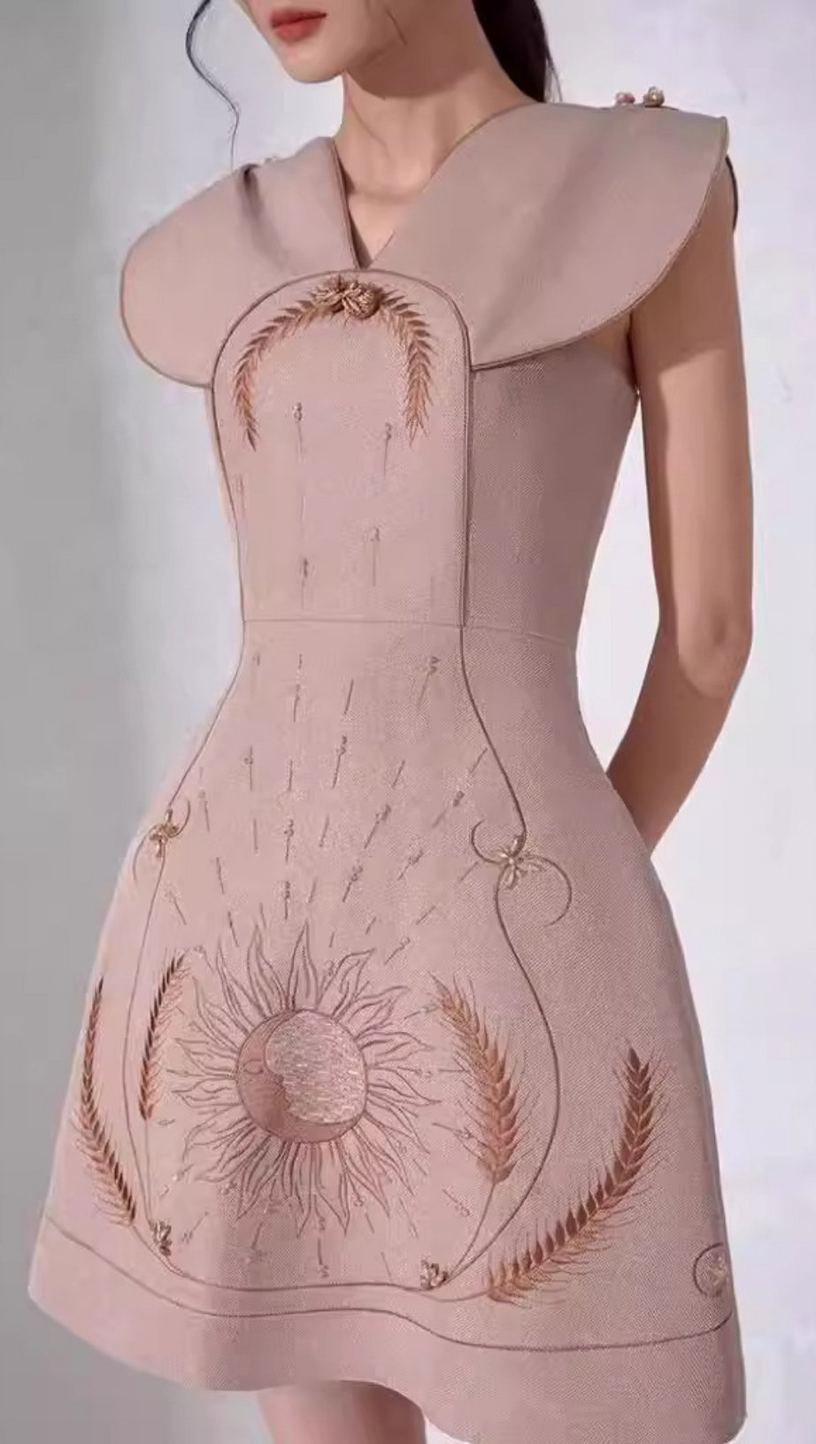 Weißes Kleid mit V-Ausschnitt und Blumenstickerei 