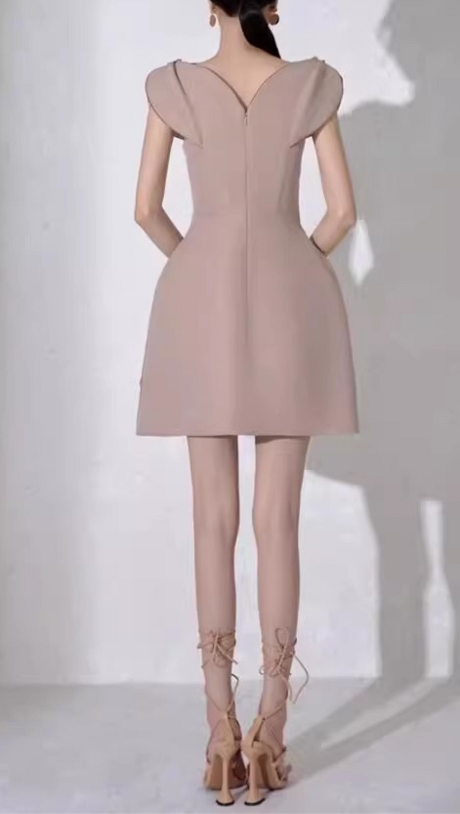 Weißes Kleid mit V-Ausschnitt und Blumenstickerei 