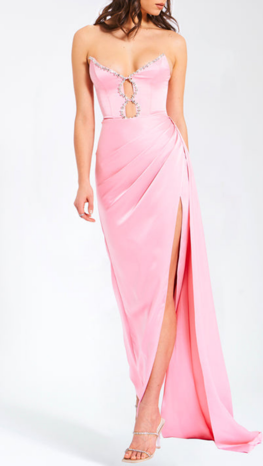 ROSA SATINKLEID MIT HOHEM SCHLITZ UND KRISTALLVERZIERUNG