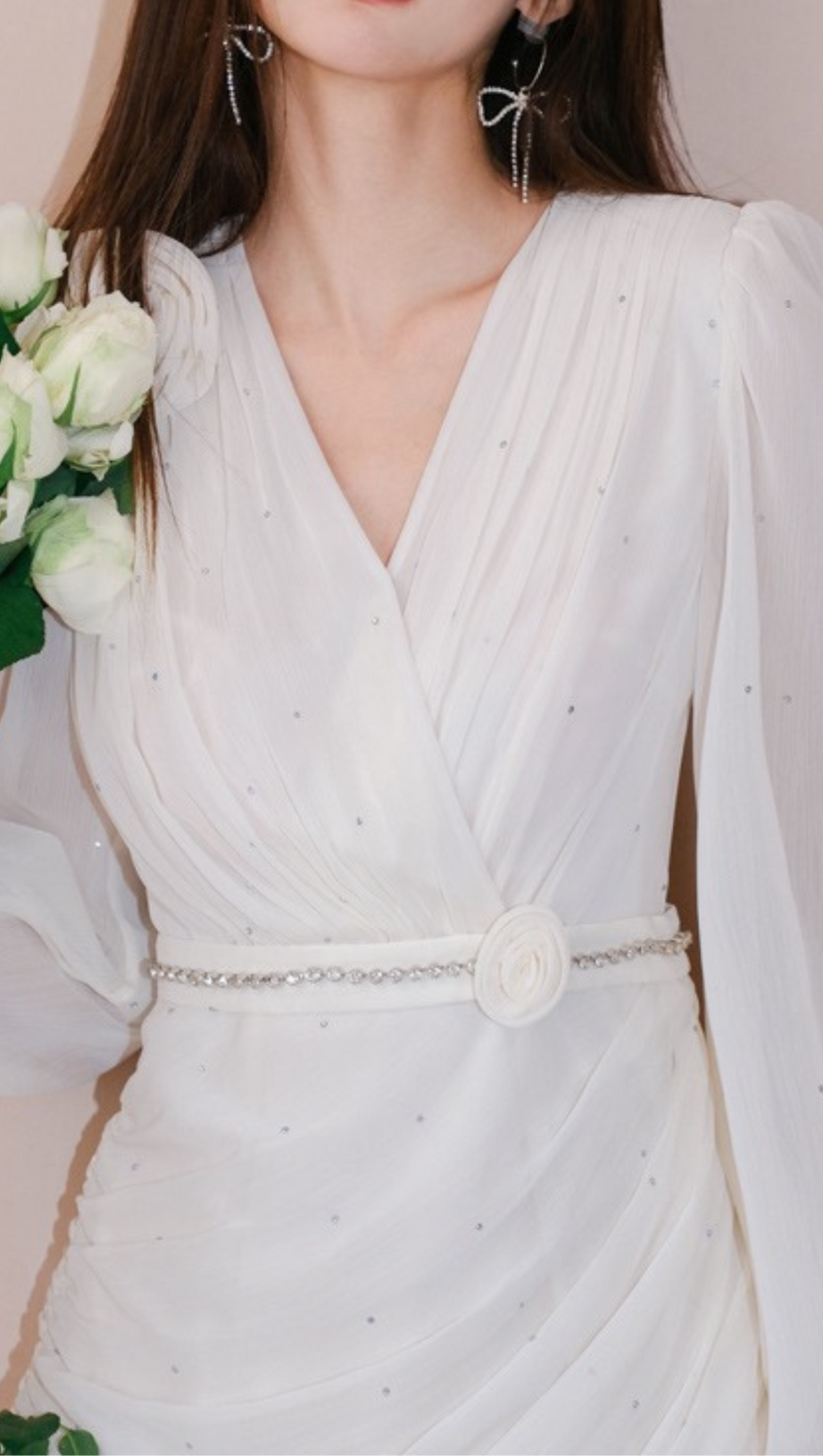 Bodycon-Minikleid aus Crêpe mit Blumenverzierung