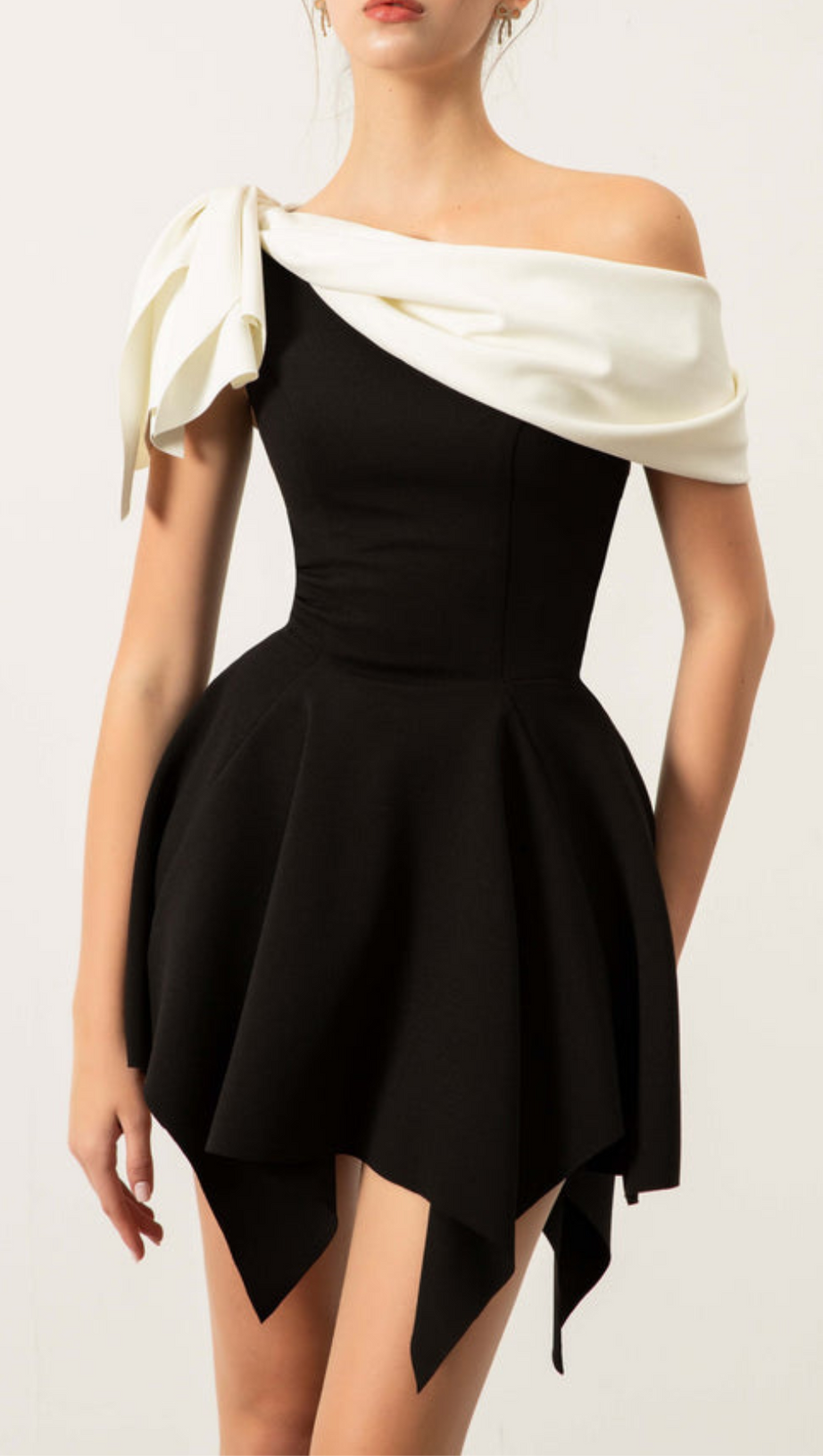 BOW ONE-SHOULDER MINI DRESS IN BLACK