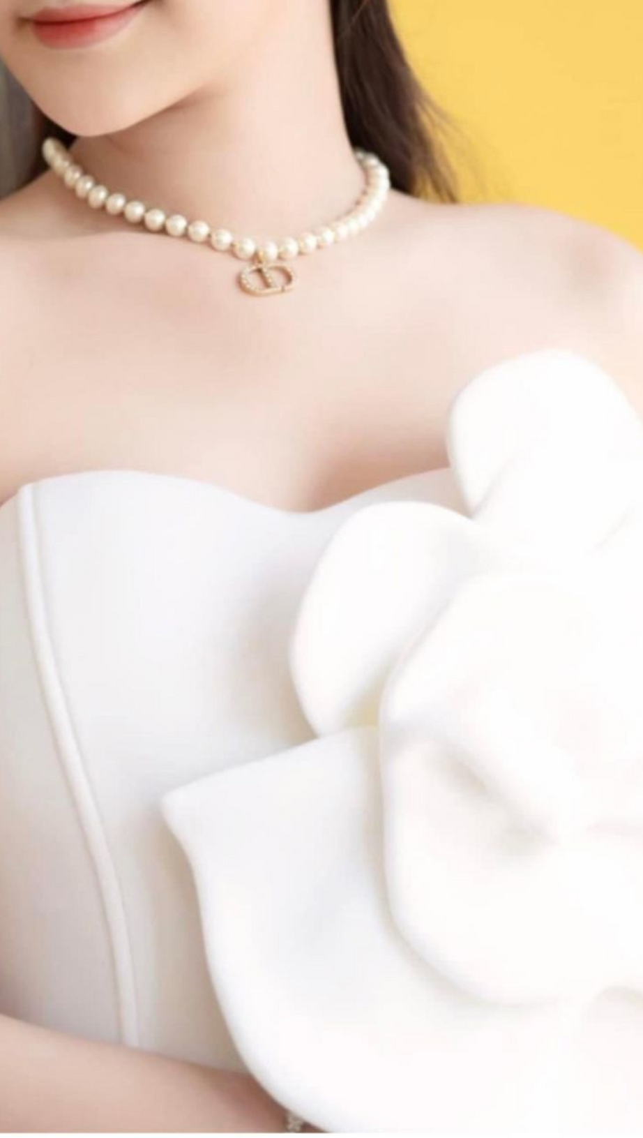 TRÄGERLOSES KLEID MIT BLUMENVERZIERUNGEN IN WEISS