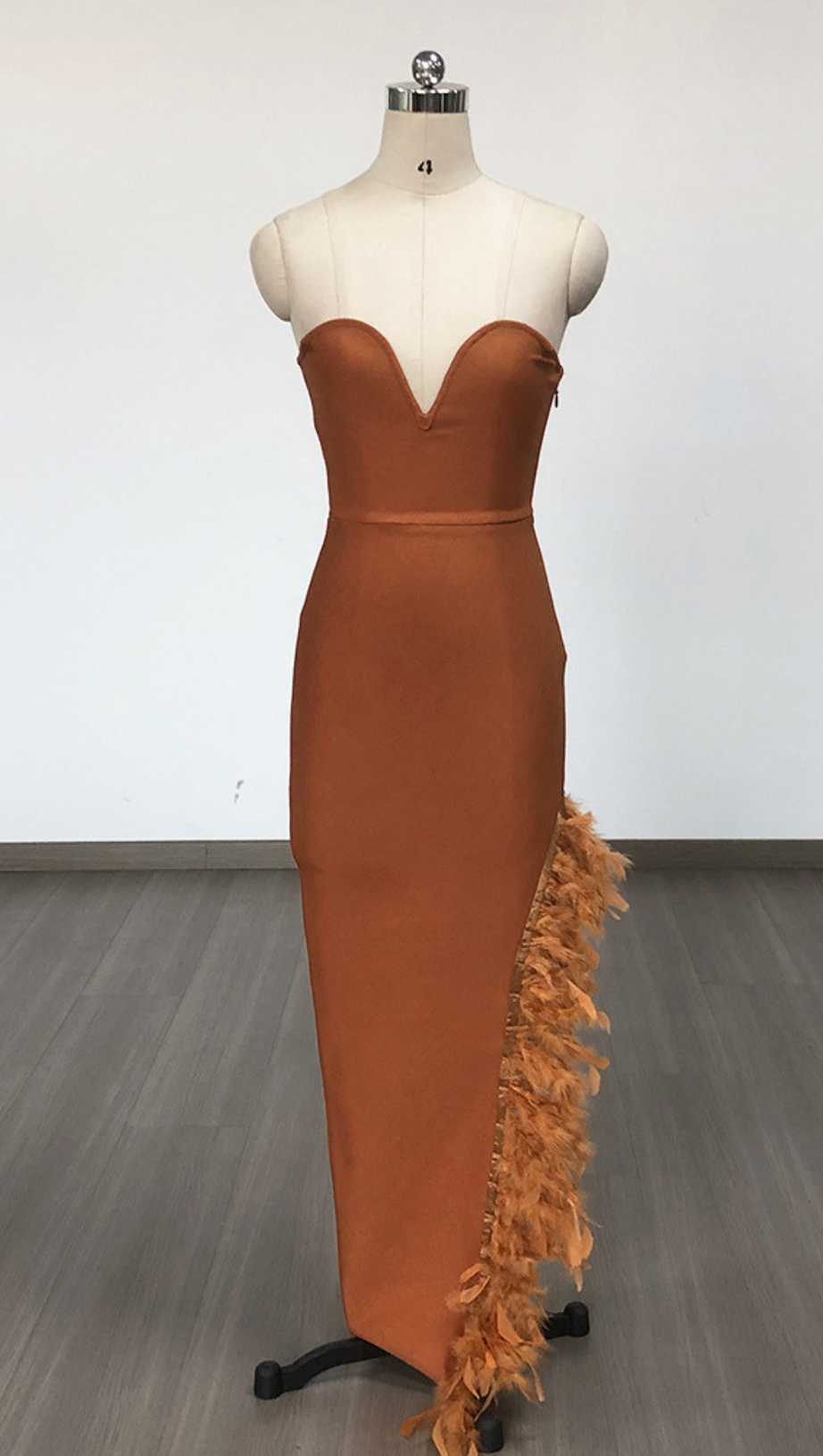OSTRICH FEATHER BANDAGE DRESS WITH V-NECKLINE IN BROWN