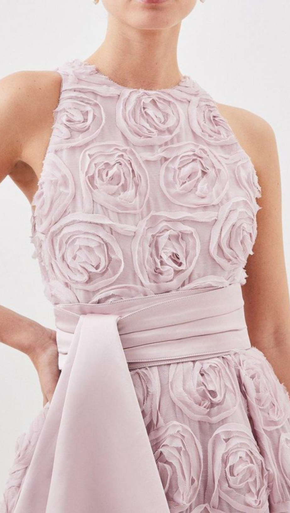 MIDIKLEID AUS ROSETTEN-TÜLL UND SATIN MIT GEWEBTEM GÜRTEL IN PINK