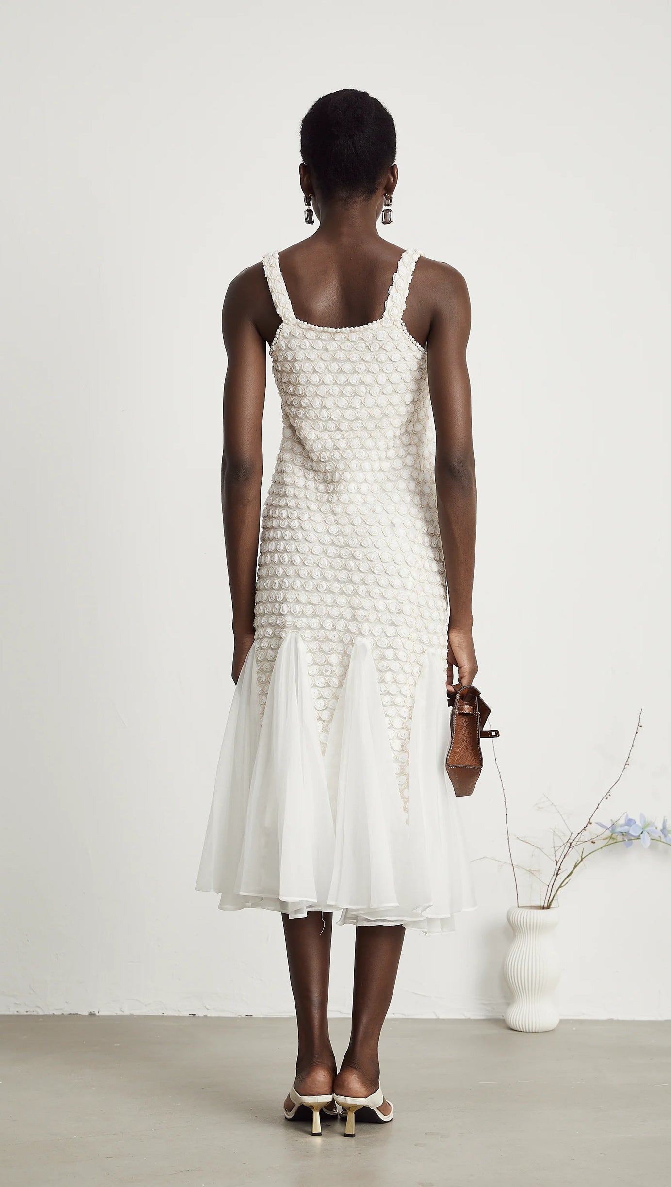 SYLVIA BEIGE STICKEREI ÄRMELLOSES MIDIKLEID