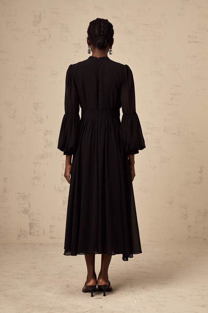 Schwarzes Midikleid aus Seide mit Laternenärmeln