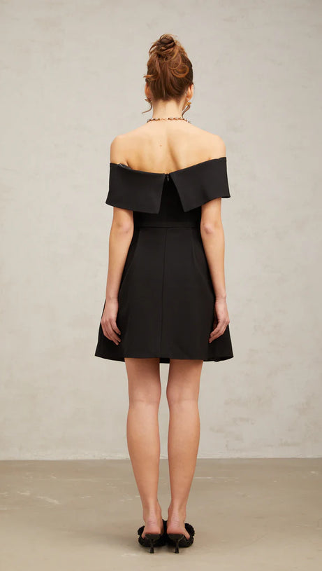 MINI ABITO NERO A TRAPEZIO CON CINTURA E SPALLE SCOPERTE