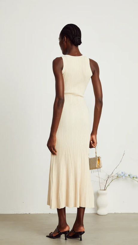 Mit Knöpfen verziertes Midikleid aus Rippstrick in Aprikose