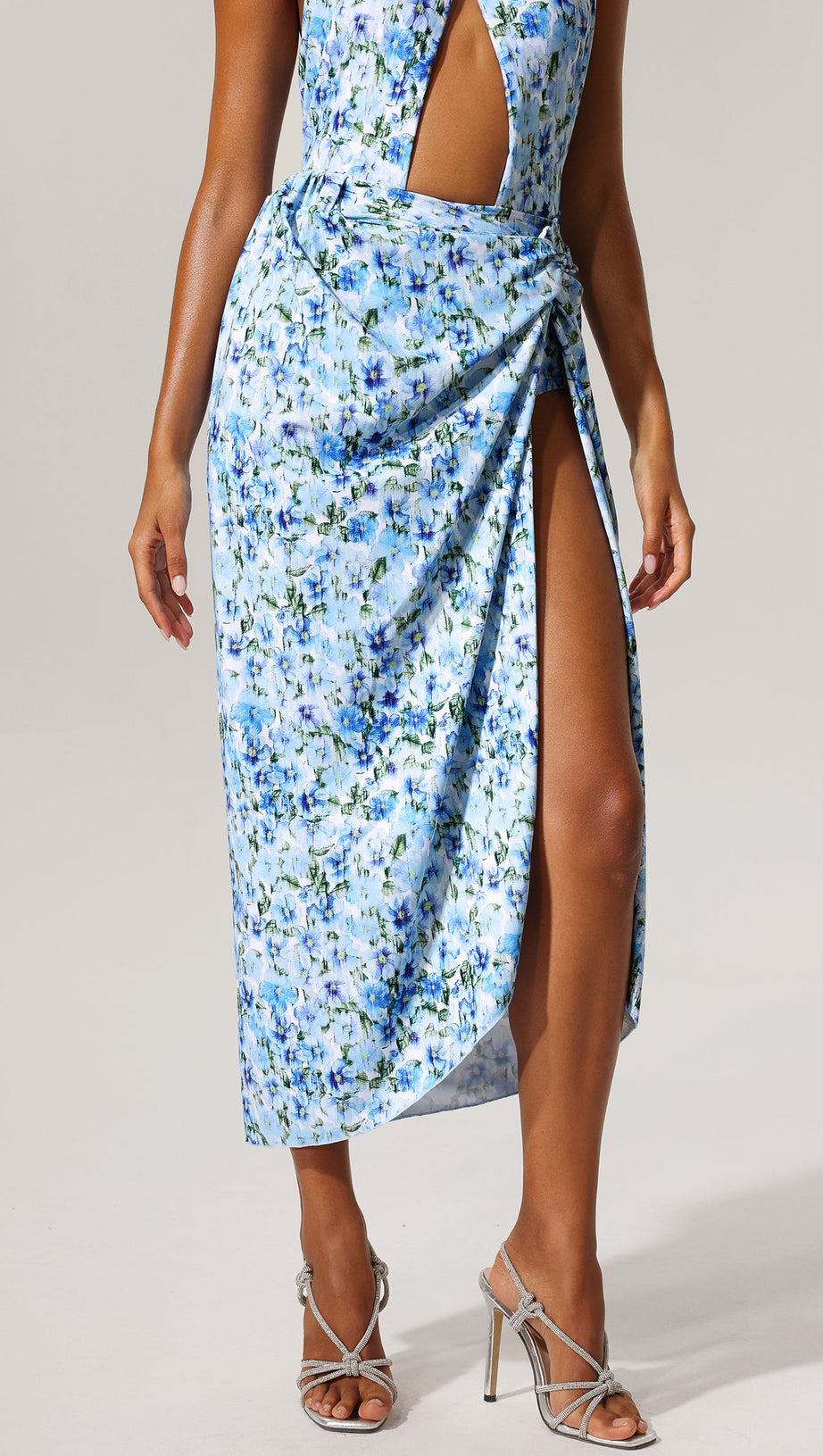 Zweiteiliges Set aus Bademode und Rock mit Tulpen-Blumenmuster und hohem Schlitz