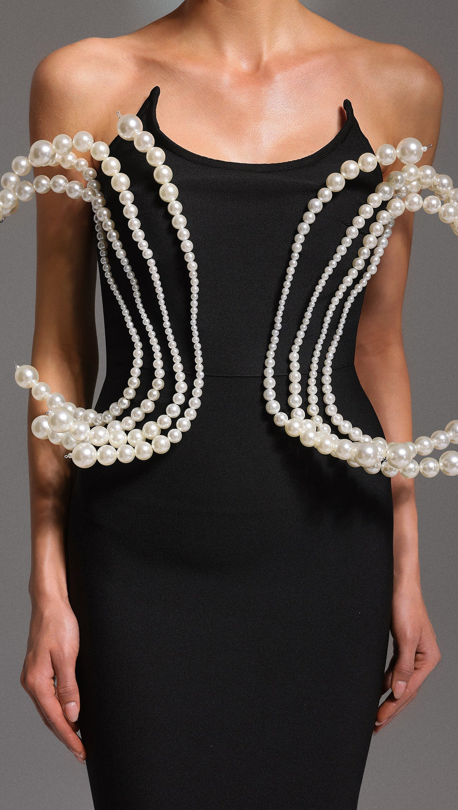 Tiffany – Perlen-Bandage-Maxikleid in Schwarz mit ärmellosem Schnitt