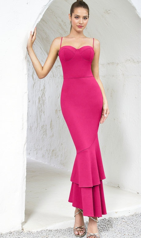 EINFARBIGES CAMI-KLEID MIT MEERJUNGFRAUEN-SAUM IN ROT