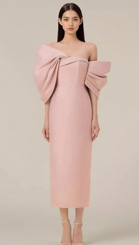 Schulterfreies, gerafftes MIDI-Kleid in Pink