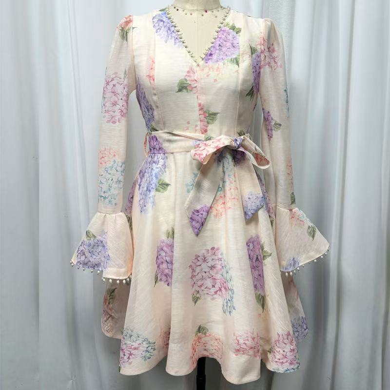 Langärmliges Minikleid mit Hortensienmuster