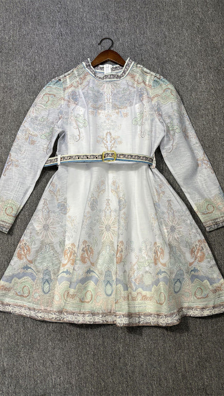 Retro-Prinzessinnenkleid mit lila Gaze und bunten Mustern