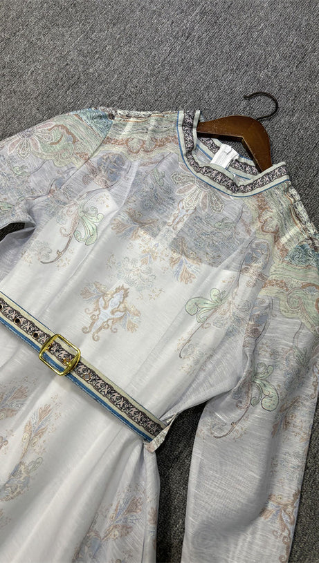 Retro-Prinzessinnenkleid mit lila Gaze und bunten Mustern