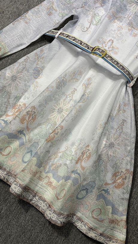 Retro-Prinzessinnenkleid mit lila Gaze und bunten Mustern