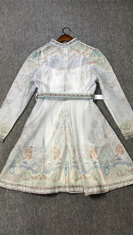 Retro-Prinzessinnenkleid mit lila Gaze und bunten Mustern