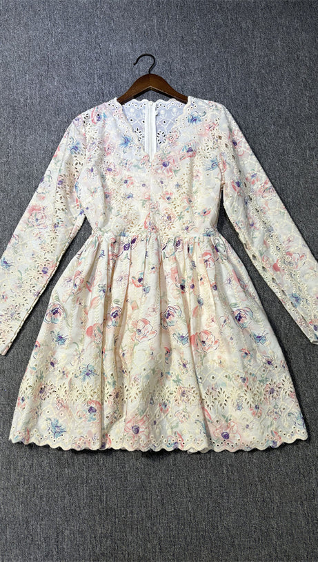 Langärmliges Minikleid mit V-Ausschnitt und Spitzendetail