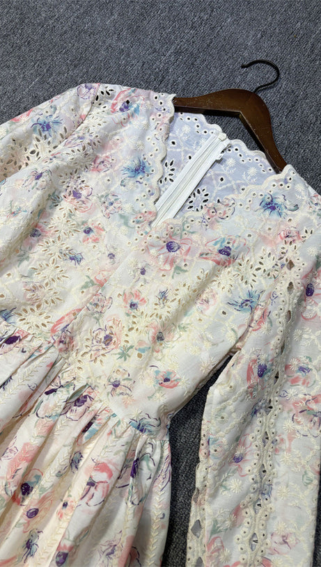 Langärmliges Minikleid mit V-Ausschnitt und Spitzendetail