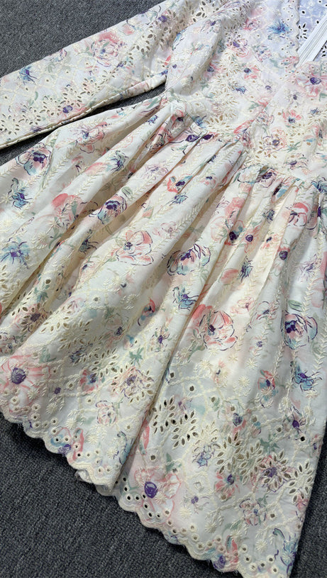 Langärmliges Minikleid mit V-Ausschnitt und Spitzendetail