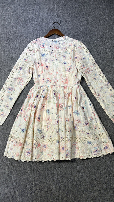 Langärmliges Minikleid mit V-Ausschnitt und Spitzendetail