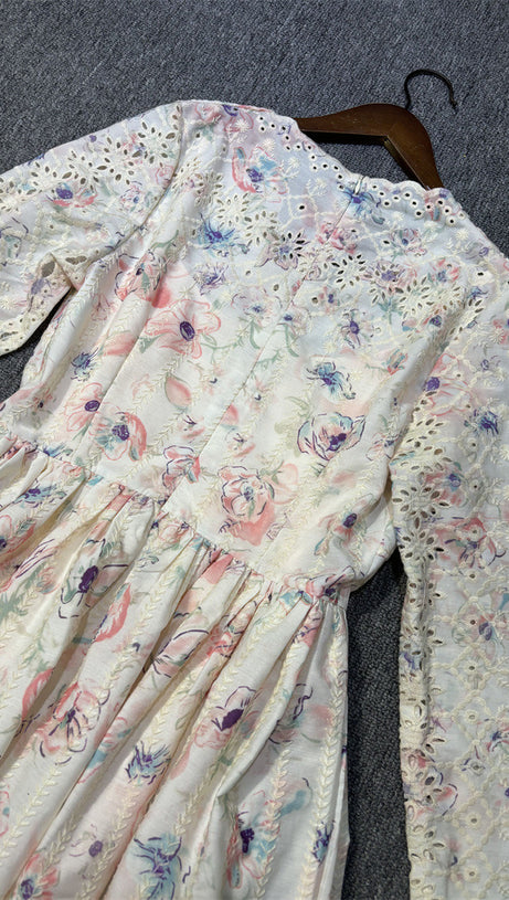 Langärmliges Minikleid mit V-Ausschnitt und Spitzendetail