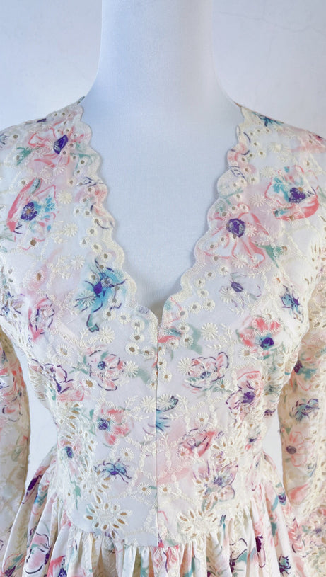 Langärmliges Minikleid mit V-Ausschnitt und Spitzendetail