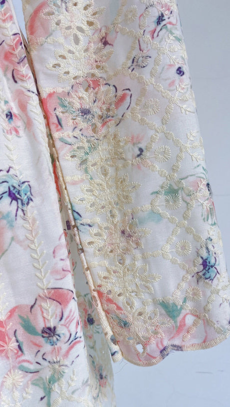 Langärmliges Minikleid mit V-Ausschnitt und Spitzendetail