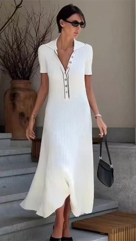 Schlichtes weißes Maxikleid aus Strick mit halber Knopfleiste und Revers